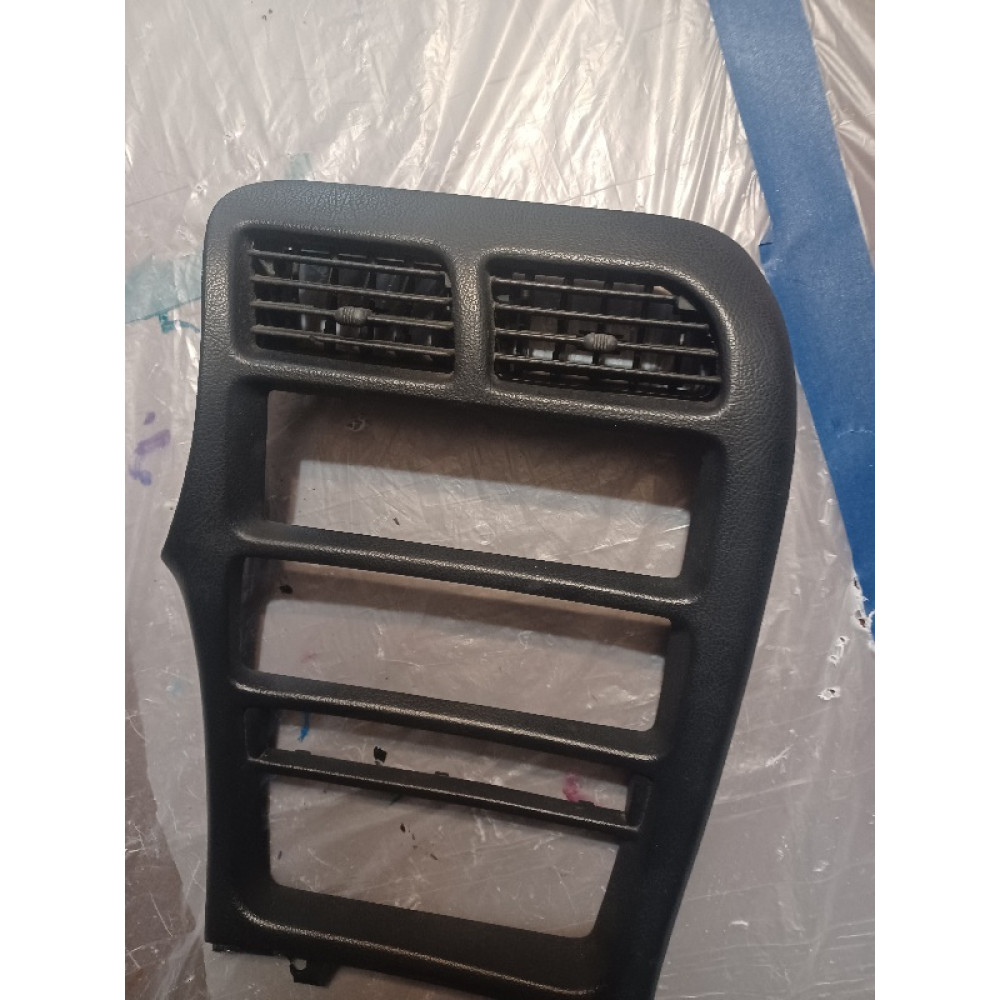 1993-1997 Center air con vents assembly 1993-1997 Center air con vents assembly